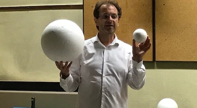 « Terre, lune et gravité …en toute légèreté »par Francesco LO BUE physicien, docteur en sciences, directeur des bibliothèques, de la culture et du patrimoine à l’Université de Mons « Terre, lune et gravité …en toute légèreté »par Francesco LO BUE physicien, docteur en sciences, directeur des bibliothèques, de la culture et du patrimoine à l’Université de Mons
